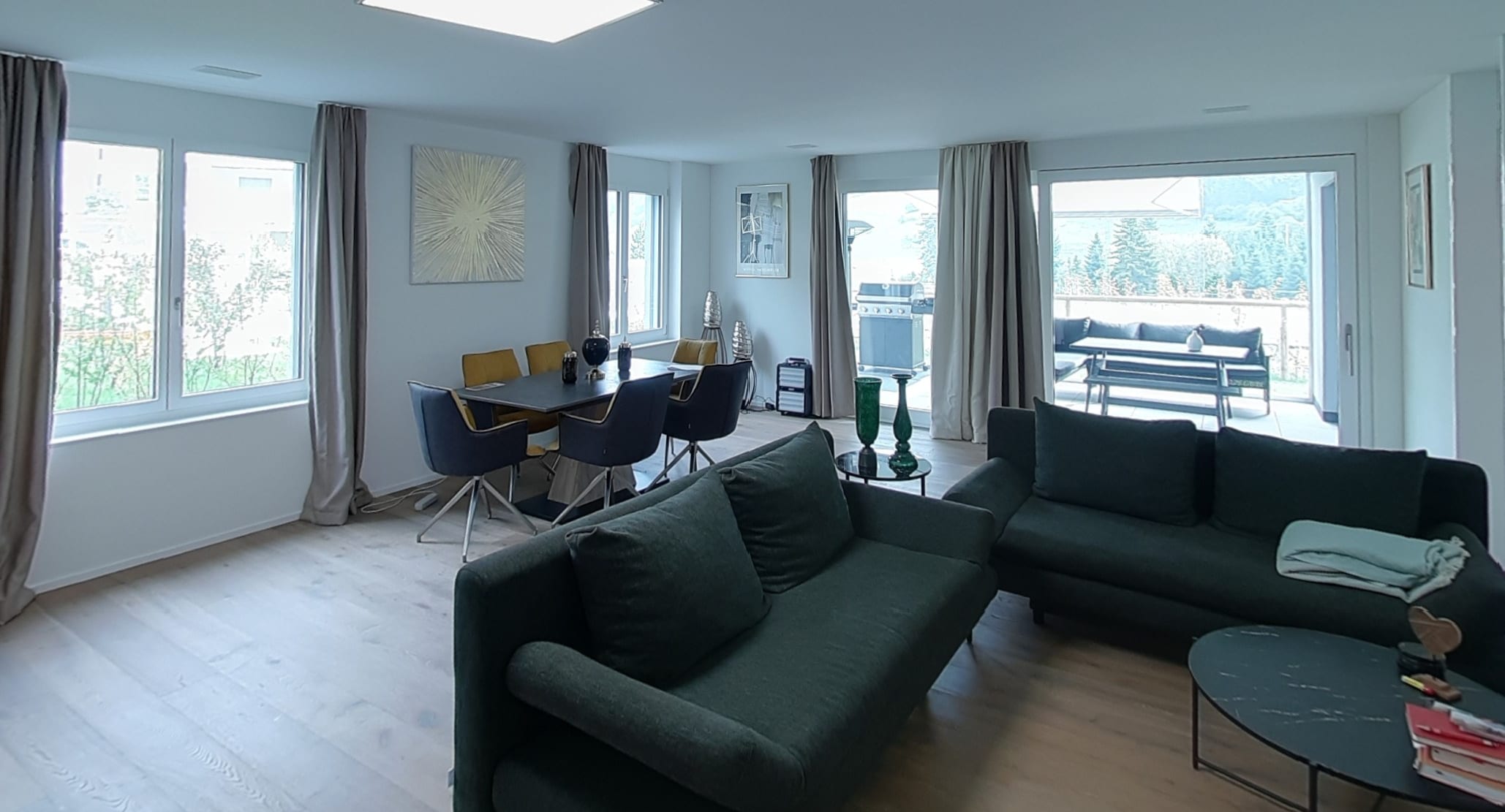 Helles Wohnzimmer eines Luxus-Apartments – 360°-Signature-Tour von Niggli
